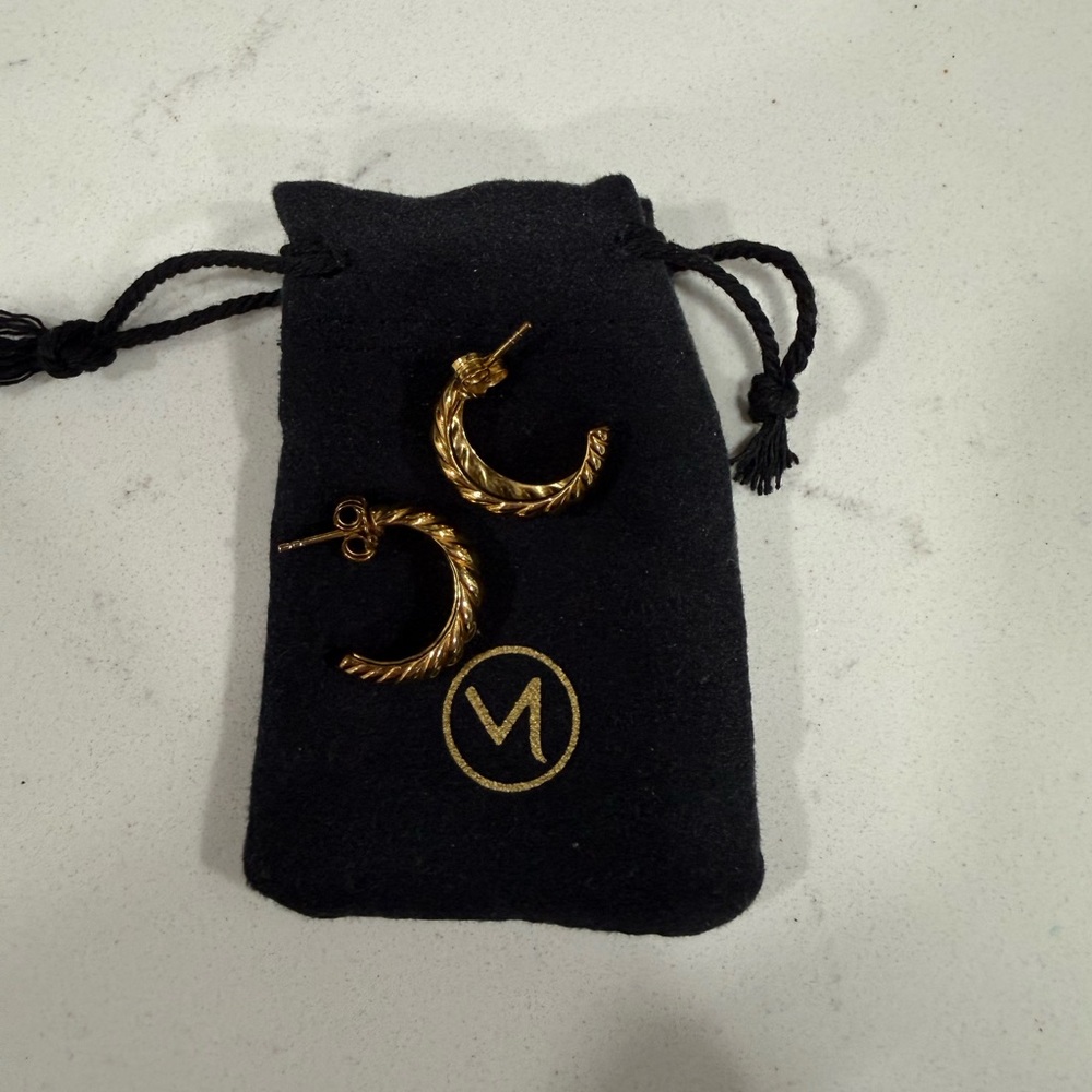 Mejuri Croissant Dome Hoop Earrings - Picture 5 of 9